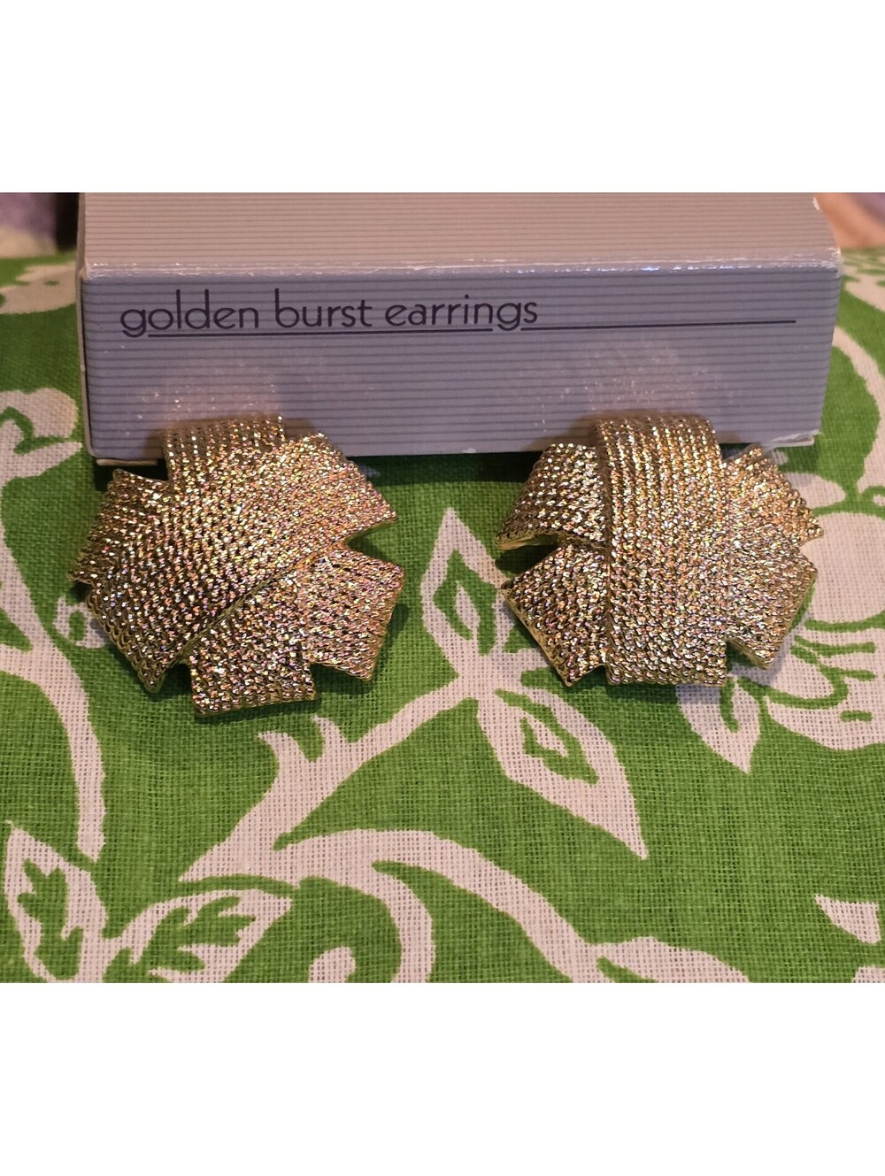 Avon  GOLD-TONE CLIP-ON EARRINGS VINTAGE BEAUTIFUL 1992